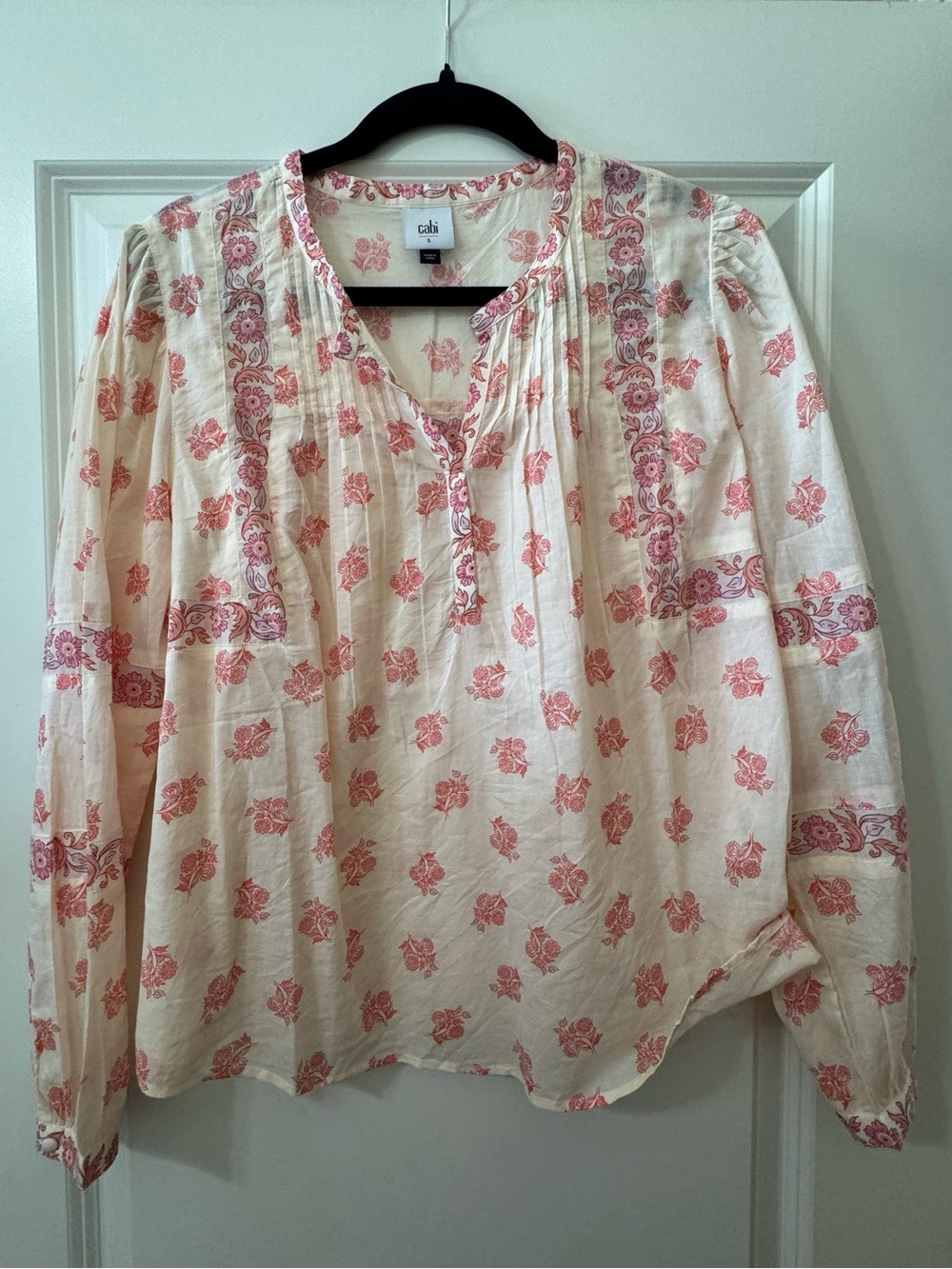 Cabi "Artsy Top" Cream Blouse with Pink Floral Border Print Women's size Small